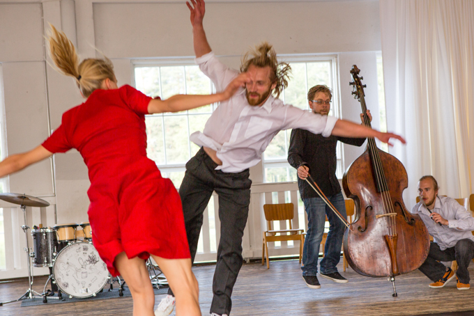 VAPAA PUDOTUS (2013): Nykytanssiteos, koreografia Panu Varstala. (Kuva Matti Häyrynen.)