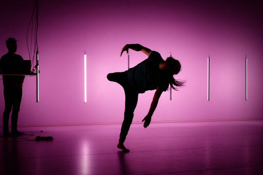 KUUSNOLLA (2018): Nykytanssiteos, koreografia Satu Tuomisto. (Kuva Pauli Juppi)